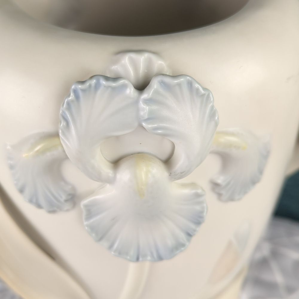 Vintage Fitz & Floyd 3-D Blue Iris Ceramic Vase, Marked F. F. 1982 - Picture 5 of 12